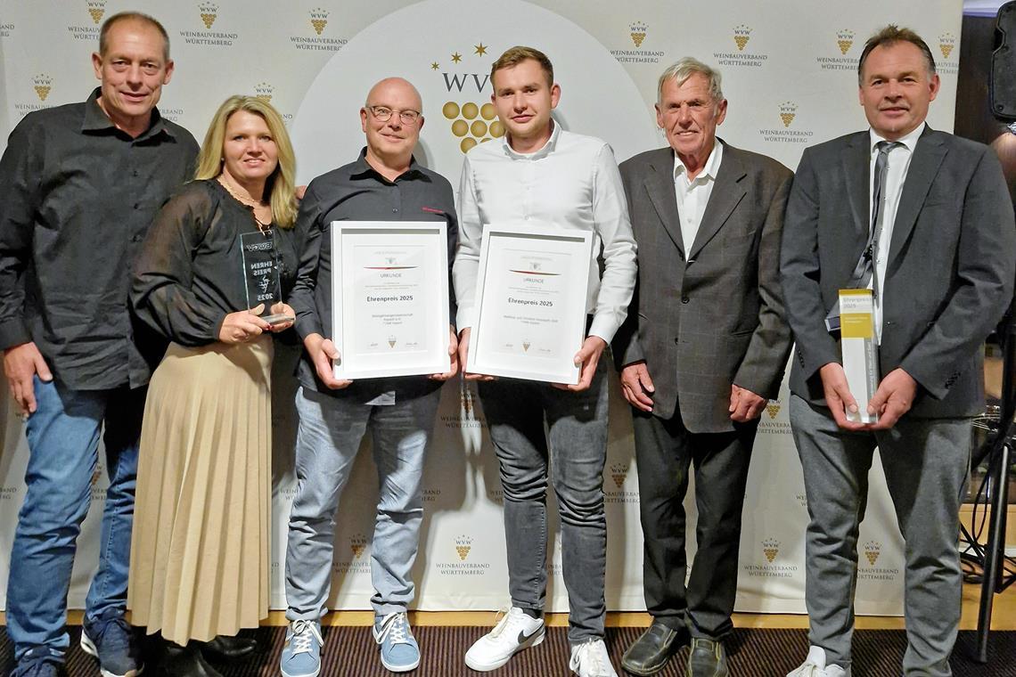 Stolze Aspacher Winzer (von links): Günther Ferber, Michaela Perini, Joachim Schöffler sowie Marco, Martin und Matthias Holzwarth.Foto: privat
