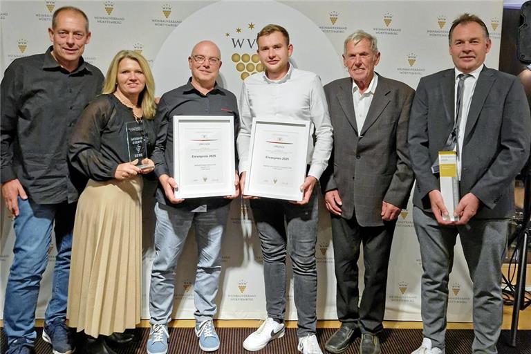 Stolze Aspacher Winzer (von links): Günther Ferber, Michaela Perini, Joachim Schöffler sowie Marco, Martin und Matthias Holzwarth.Foto: privat