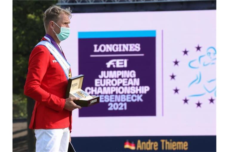 Stolzer Gold-Reiter: André Thieme nach seinem EM-Sieg in Riesenbeck. Foto: Friso Gentsch/dpa