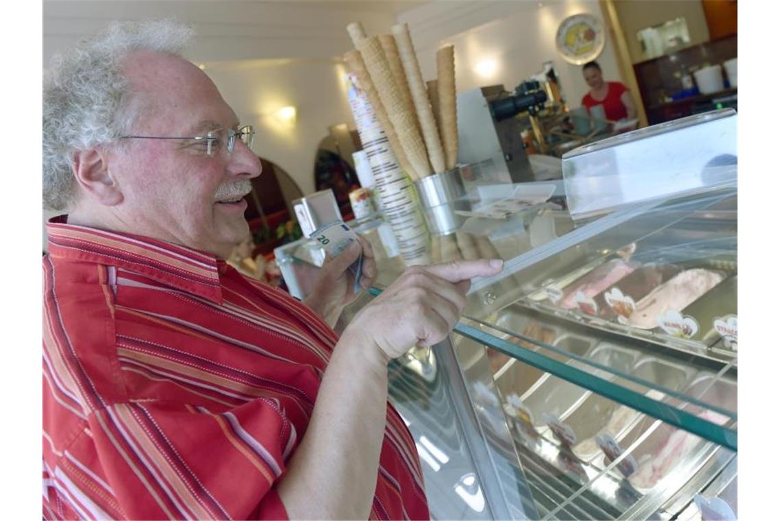 Knüppelheiß: Neue Hitzerekorde halten Deutschland in Atem Stolzer Rekordhalter: Georg Schmitz, Oberbürgermeister von Geilenkirchen, kauft sich ein Eis - und will auch seinen Rathaus-Mitarbeitern eines ausgeben. Foto: Caroline Seidel
