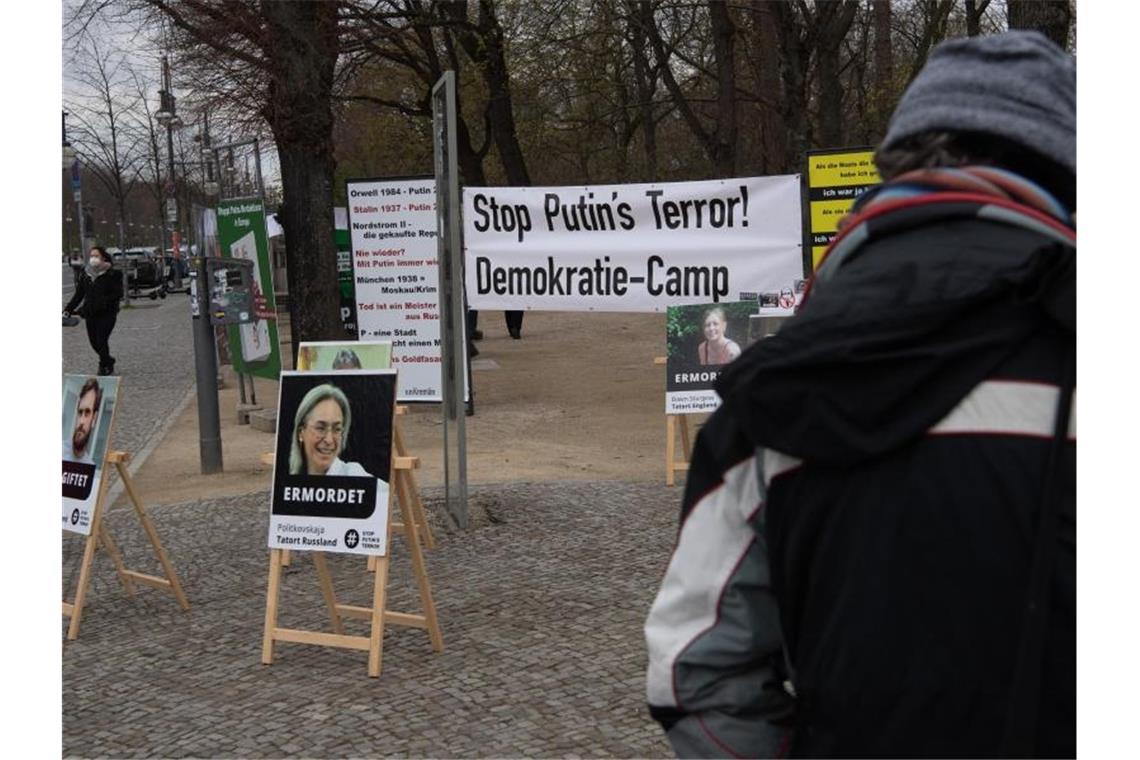„Stop Putin's Terror!“ steht auf einem Transparent am Camp unweit des Brandenburger Tors in Berlin. Foto: Paul Zinken/dpa-Zentralbild/dpa