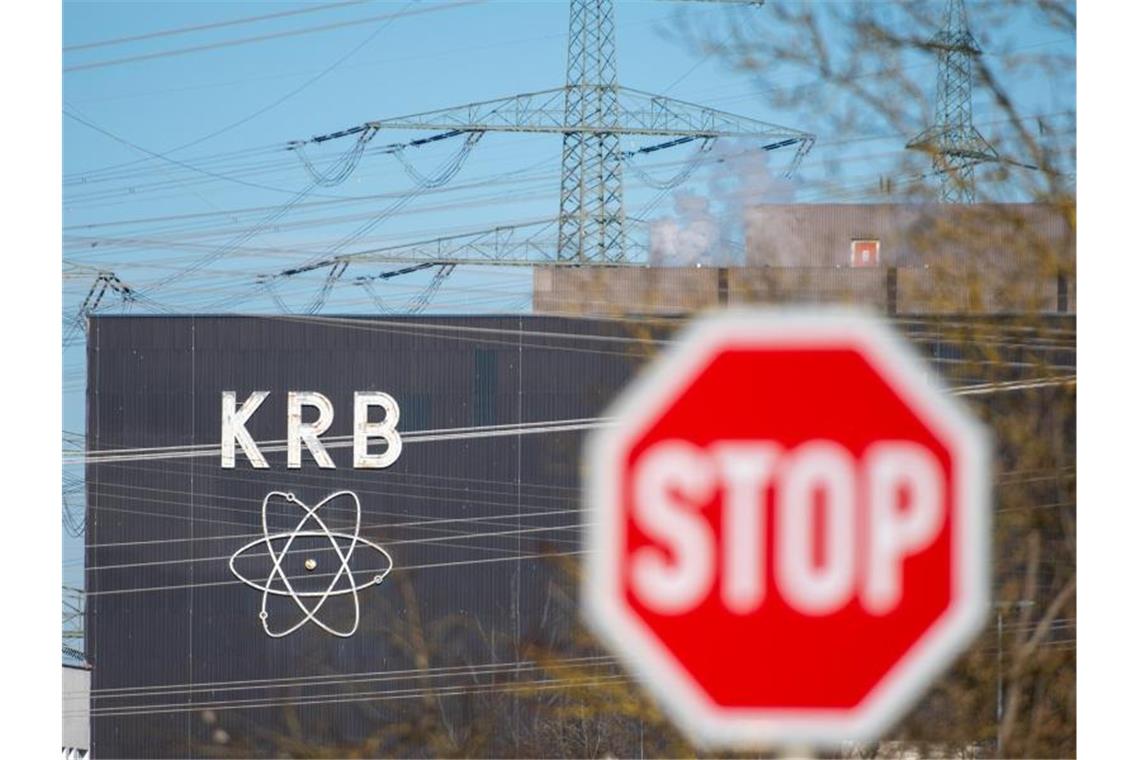 Lemke: Geringe Chancen für Änderung der EU-Atomkraftpläne Stop-Schild vor dem Atomkraftwerk im schwäbischen Gundremmingen. Foto: Stefan Puchner/dpa