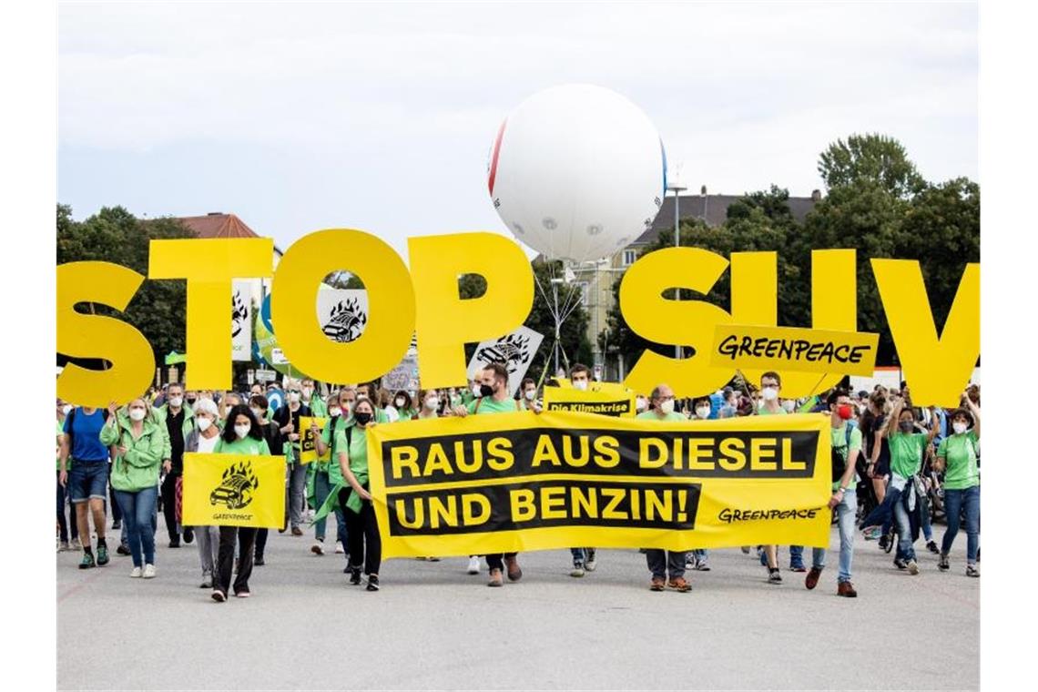 „STOP SUV“: In München haben erneut mehrere Tausend Teilnehmer gegen die IAA protestiert. Foto: Matthias Balk/dpa