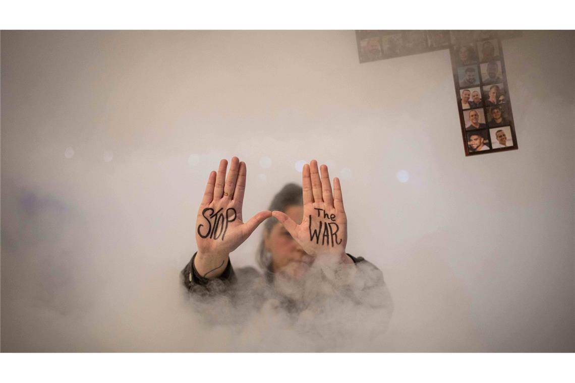 Demonstranten in Israel fordern Ende des Gaza-Kriegs "Stop the war!" - Nur ein Ende des Kriegs kann die Geiseln nach Hause bringen, sagen viele Angehörige.