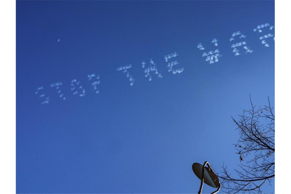 Krieg gegen die Ukraine: Das ist die Lage am Abend „Stop the War“ (Stopp den Krieg) haben Flugzeuge der Firma Skytexter an den blauen Himmel über Mainz geschrieben. Foto: Frank Rumpenhorst/dpa