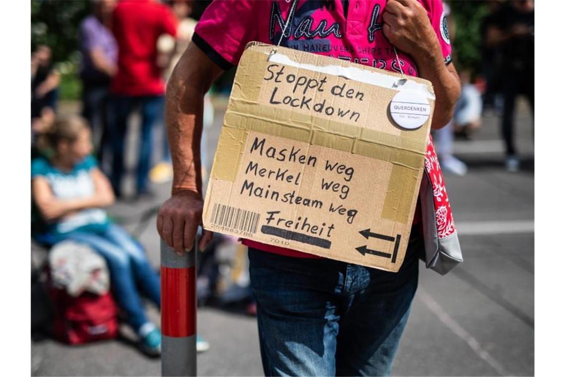 „Stoppt den Lockdown - Masken weg, Merkel weg, Mainstream weg - Freiheit“ steht auf dem Schild. Foto: Christoph Schmidt/dpa/Archivbild