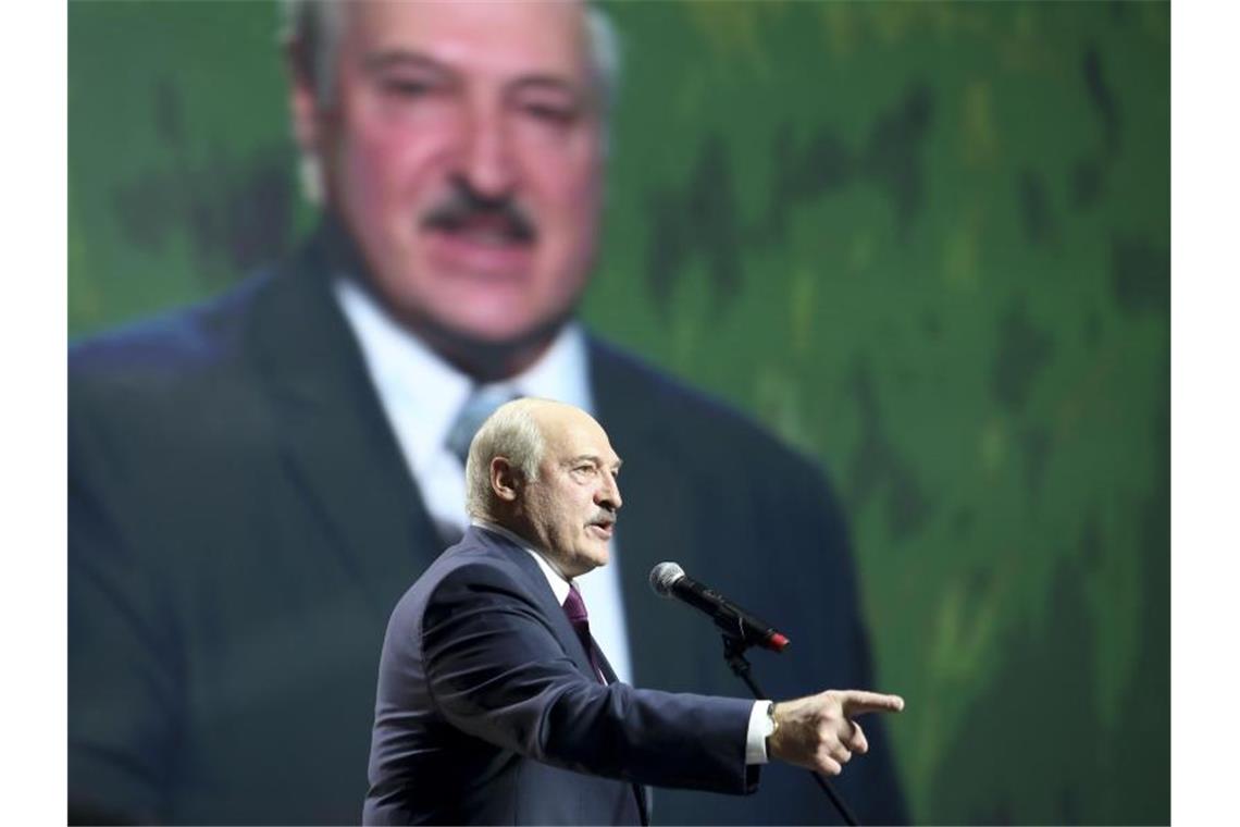 „Stoppt Eure verstandslosen Politiker, lasst sie keinen Krieg entfesseln“, sagte der Alexander Lukaschenko vor dem Publikum eines Frauenforums. Foto: Uncredited/TUT.by/AP/dpa