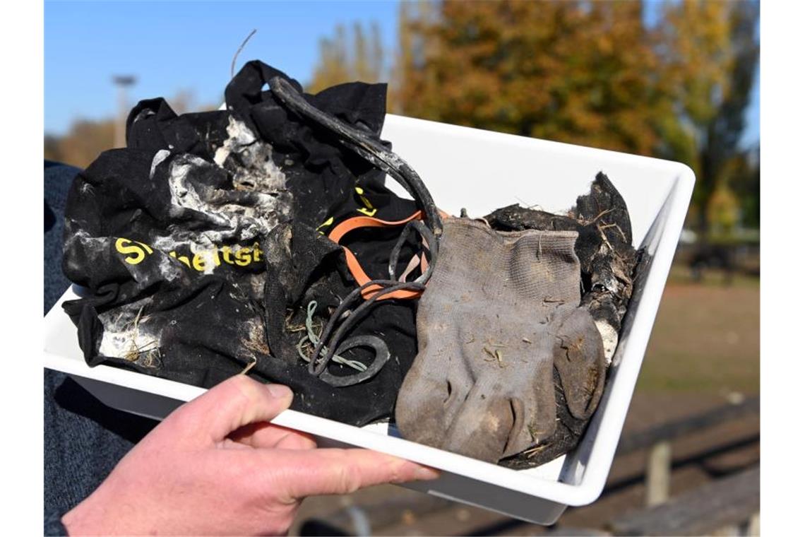 Plastik in jedem dritten Storchen-Gewölle gefunden Storchenbetreuer Eisenbarth zeigt Unrat, den er in einem Storchennest gefunden hat. Foto: Uli Deck/dpa