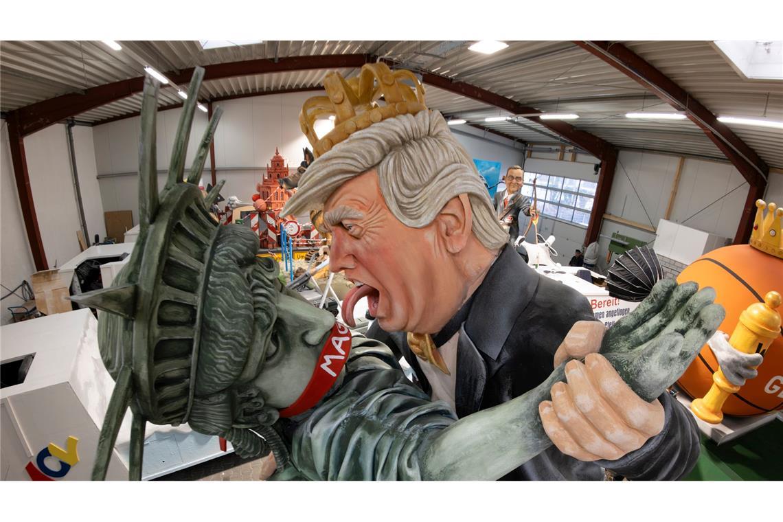 „Stormy Donald“ heißt dieser Motivwagen des Mainzer Karnevalsvereins für den bevorstehenden Rosenmontagsumzug.