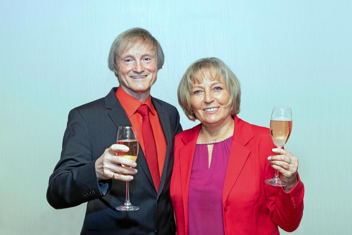 Die Braut brauchte noch die Unterschrift der Eltern Stoßen heute auf 50 Jahre Ehe an: Helga und Arthur Mayer. Foto: J. Fiedler
