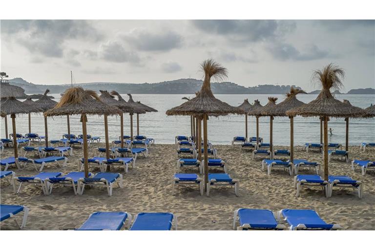 Strände auf Mallorca setzen auf Online-Reservierungssysteme – wer keine Buchung hat, darf oft nicht auf leere Liegen.