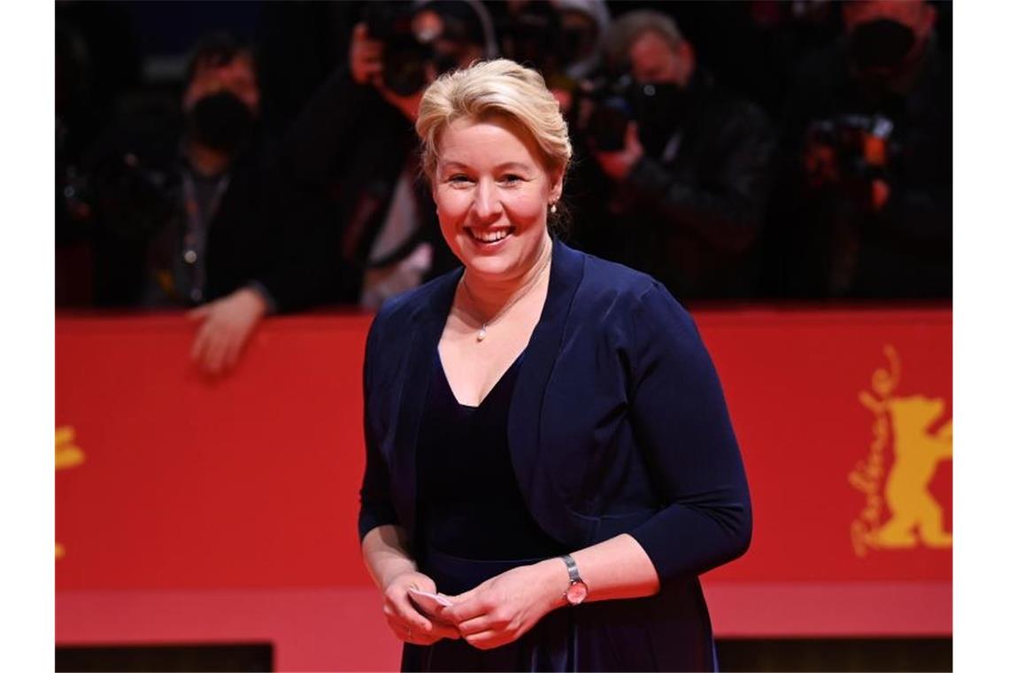 Berlinale 2022: Goldener Bär geht an „Alcarràs“ Straffes Programm: Eben noch bei der Ministerpräsidentenkonferenz, jetzt auf dem roten Teppich: Berlins Regierende Bürgermeisterin Franziska Giffey. Foto: Jens Kalaene/dpa-Zentralbild/dpa