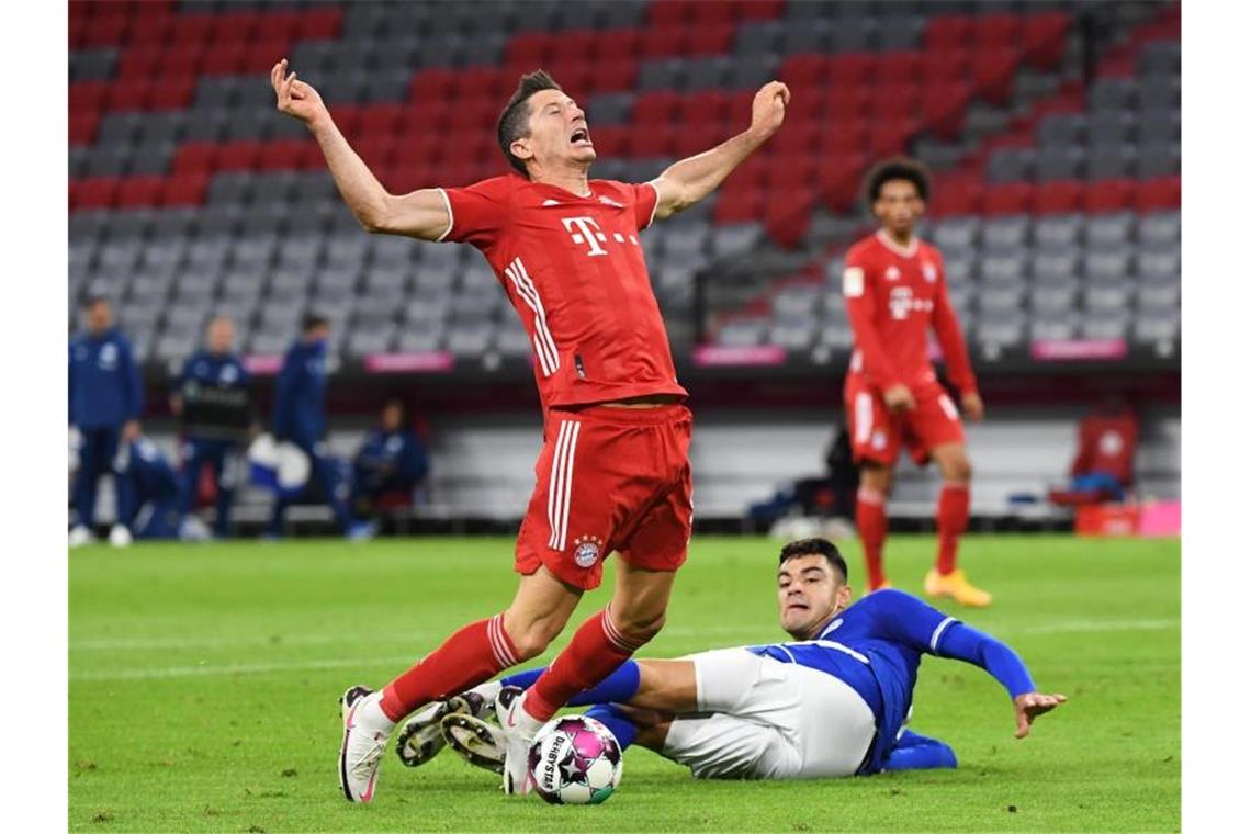 Strafstoß in München: Der Schalker Ozan Kabak bringt Bayern-Stürmer Robert Lewandowski zu Fall. Foto: Matthias Balk/dpa