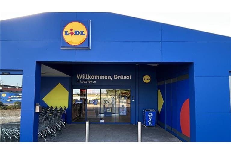 Strahlend blau: der Lidl in Lottstetten.
