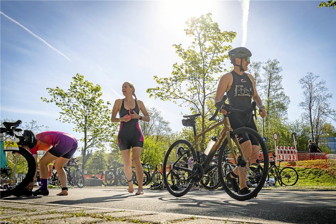 Strahlend blauer Himmel hat zu den optimalen Bedingungen beim 15. Citytriathlon beigetragen – ob nun wie hier in der Wechselzone oder auf der Strecke. Fotos: Alexander Becher