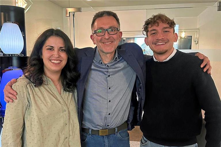 Strahlende Gesichter am Wahlabend: Jens Steinat (Mitte) feiert den Einzug in den Landtag zusammen mit der Ersatzbewerberin Selina Häußer und seinem Wahlkampfmanager Ben Pieper. Foto: privat