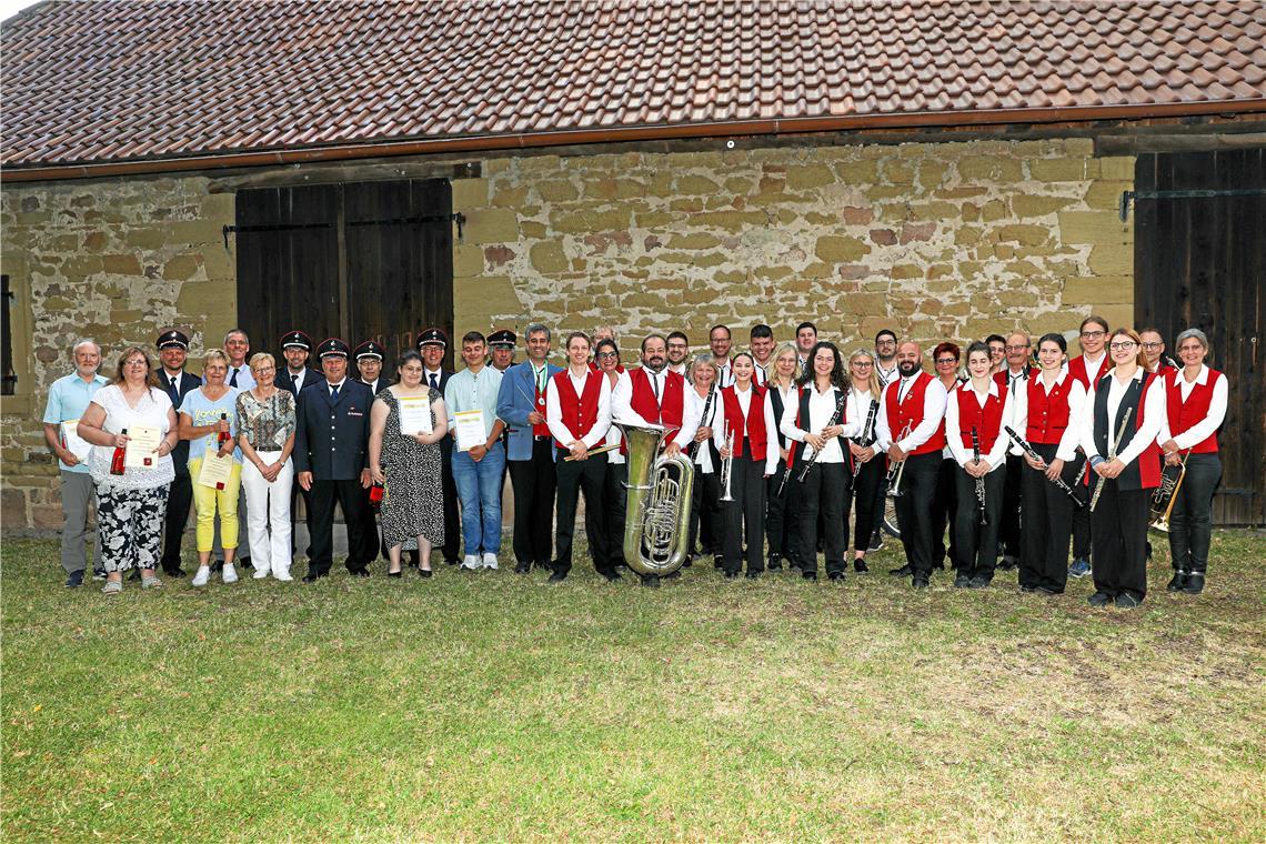 Sommerempfang in den Aspacher Weinbergen Strahlende Gesichter bei den Geehrten während des Sommerempfangs vor der historischen Kelter in Kleinaspach. Fotos: Markus Metzger