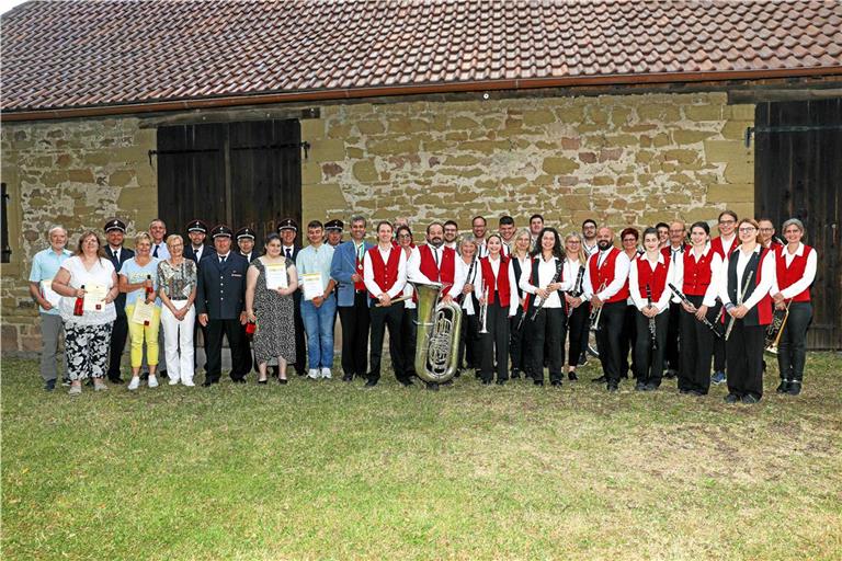 Strahlende Gesichter bei den Geehrten während des Sommerempfangs vor der historischen Kelter in Kleinaspach. Fotos: Markus Metzger