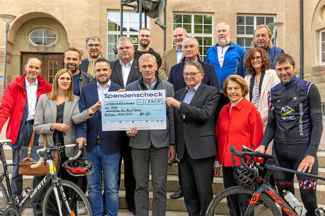 Über 8000 Euro bei der Spendenradtour gesammelt Strahlende Gesichter bei der symbolischen Scheckübergabe.Foto: Alexander Becher