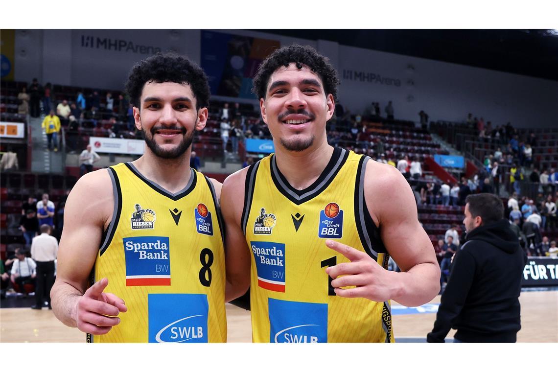 Respekt vor den MHP Riesen – Chance auf die Play-ins lebt Strahlende Gesichter bei Hunter Maldonado (li.) und Joel Scott (21 Punkte)