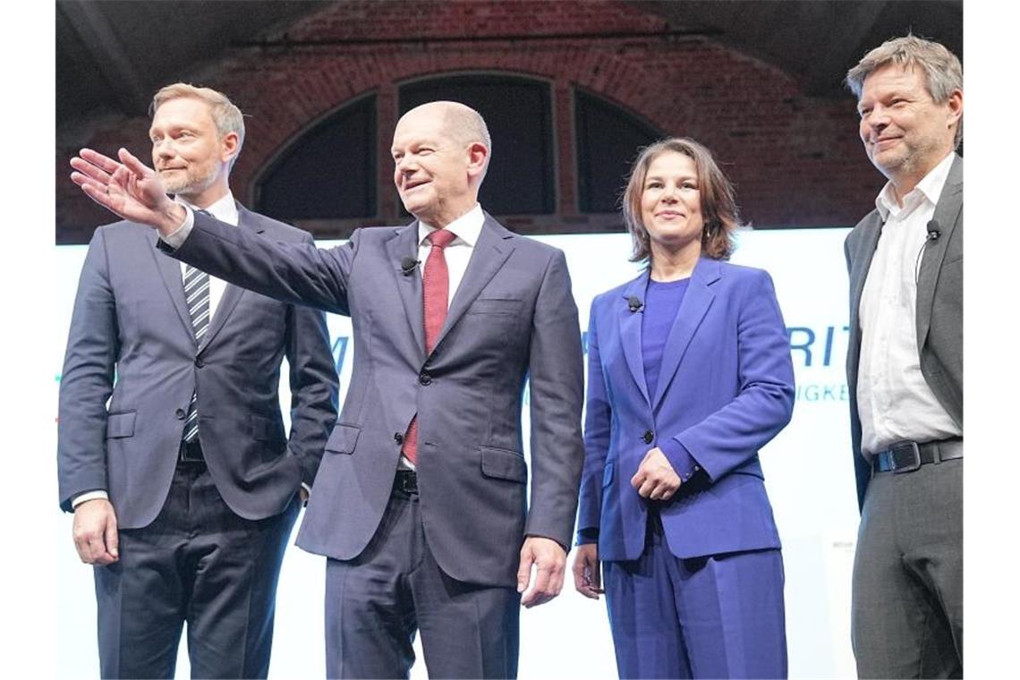 Ampel-Parteien stellen Koalitionsvertrag vor Strahlende Gesichter: Christian Lindner, Olaf Scholz, Annalena Baerbock und Robert Habeck. Foto: Kay Nietfeld/dpa