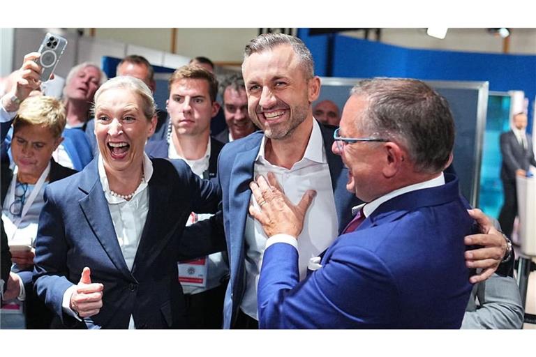 Strahlende Wahlsieger in Sachsen-Anhalt: Die beiden AfD-Chefs Alice Weidel (l.) und Tino Chrupalla (r.) neben ihrem Spitzenkandidaten Ulrich Siegmund (Mitte).