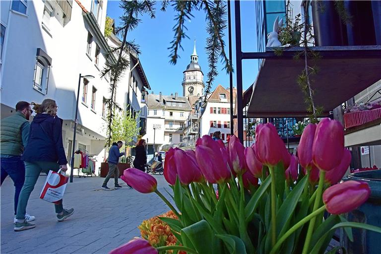 Strahlender Sonnenschein über dem Wahrzeichen der Stadt macht dem verkaufsoffenen Sonntag alle Ehre. .Fotos: Tobias Sellmaier