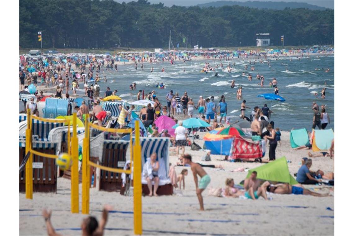 Strand auf Rügen: Die Reiselust der Deutschewn ist so groß wie seit langem nicht. Foto: Stefan Sauer/dpa