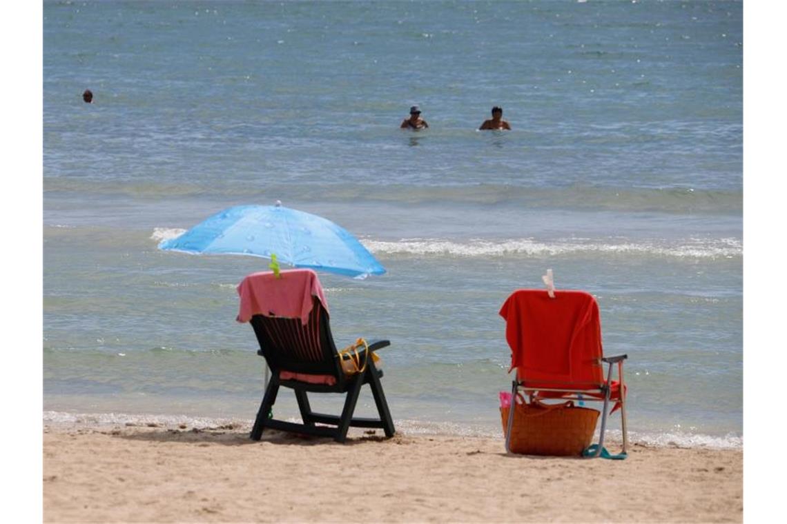 Strand Can Pastilla in Palma de Mallorca. Urlauber sollen künftig beim Buchen von Flügen oder Reisen nicht mehr vorab zu Kasse gebeten werden. Foto: Clara Margais/dpa