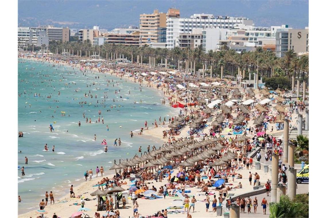 Strand von El Arenal auf der Balearen-Insel Mallorca. Foto: Clara Margais/dpa