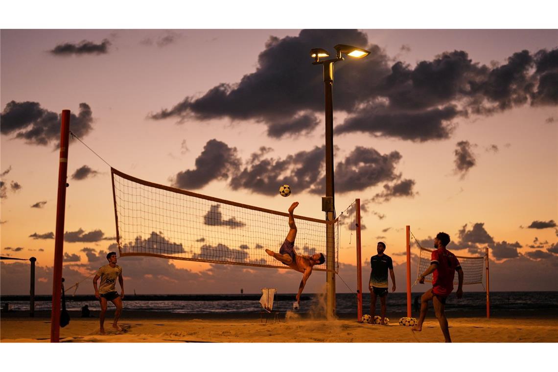 Bilder des Tages Strandbesucher spielen Fußball und Volleyball am Mittelmeer in Tel Aviv.