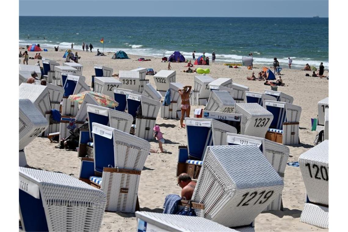 Studie: Viele legen die Urlaubsplanung wegen Corona auf Eis Strandkörbe stehen am Strand von Westerland. Foto: Carsten Rehder/dpa/Archivbild
