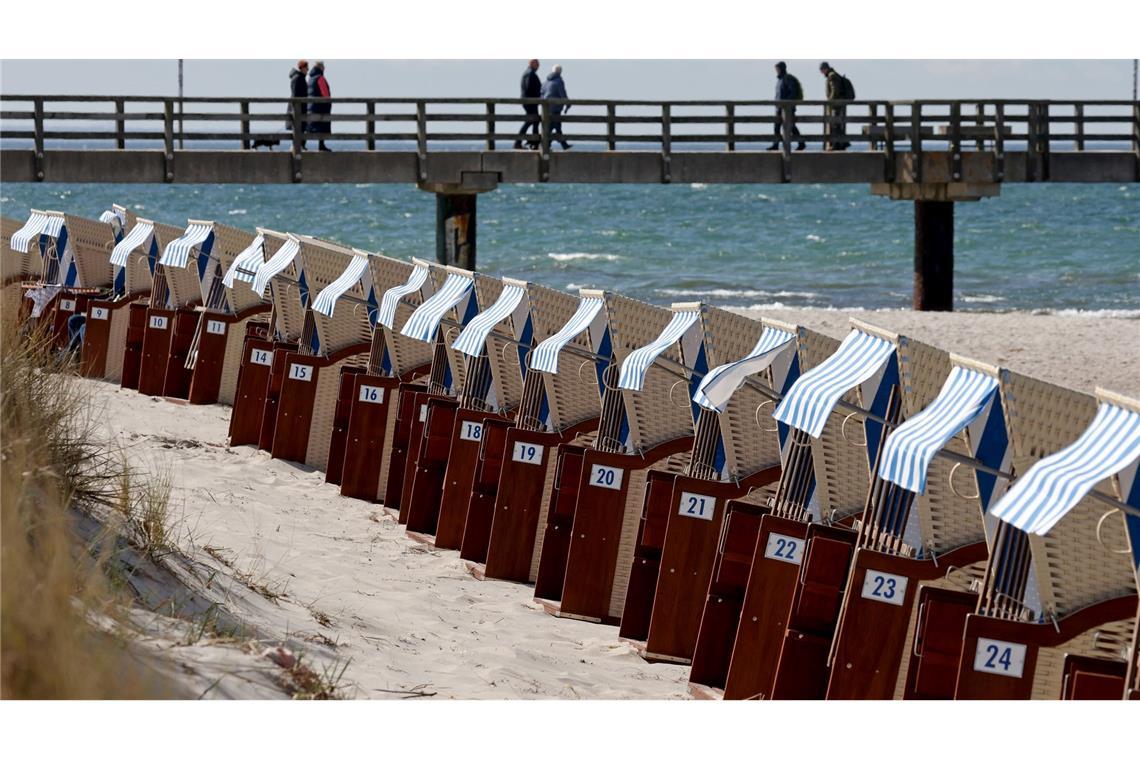 Bilder des Tages Strandkörbe stehen bereit: Vor der Seebrücke sind die Strandkörbe aufgereiht.