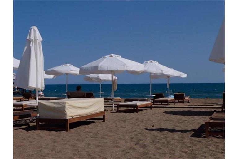 Strandliegen und Sonnenschirme am menschenleeren Strand in Antalya (Archivfoto). Foto: Mirjam Schmitt/dpa