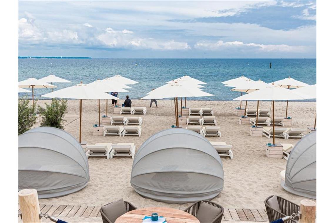 Strandliegen und Sonnenschirme stehen in Timmendorfer Strand für Badegäste bereit. Foto: Markus Scholz/dpa