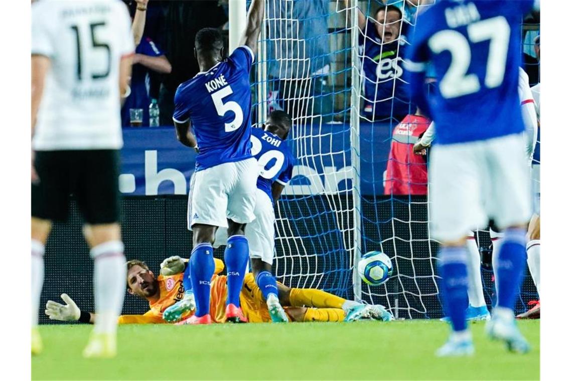 Niederlage in Straßburg: Frankfurt droht das Europa-Aus Straßburgs Lucien Zohi (r) erzielte den entscheidenden Treffer - Eintracht-Keeper Kevin Trapp war machtlos. Foto: Uwe Anspach