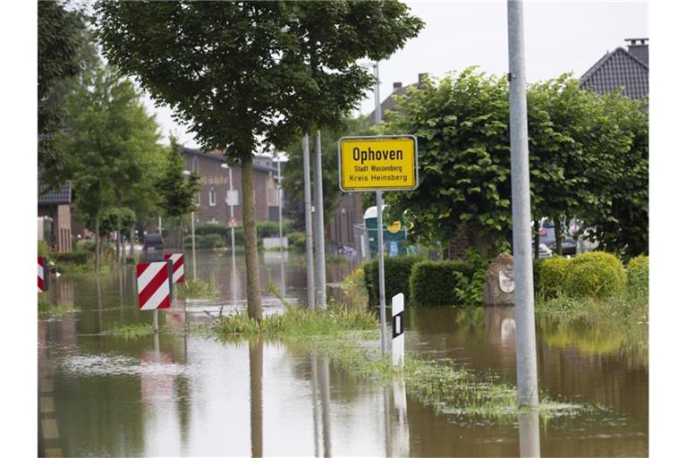 Straßen in Ophoven, einem Stadtteil von Wassenberg (Kreis Heinsberg), sind überflutet. Die niederländischen Behörden haben die Bitte des Bürgermeisters des nordrhein-westfälischen Orts zum Öffnen der Schleusen der Rur in Roermond abgewiesen. Foto: Thomas Banneyer/dpa