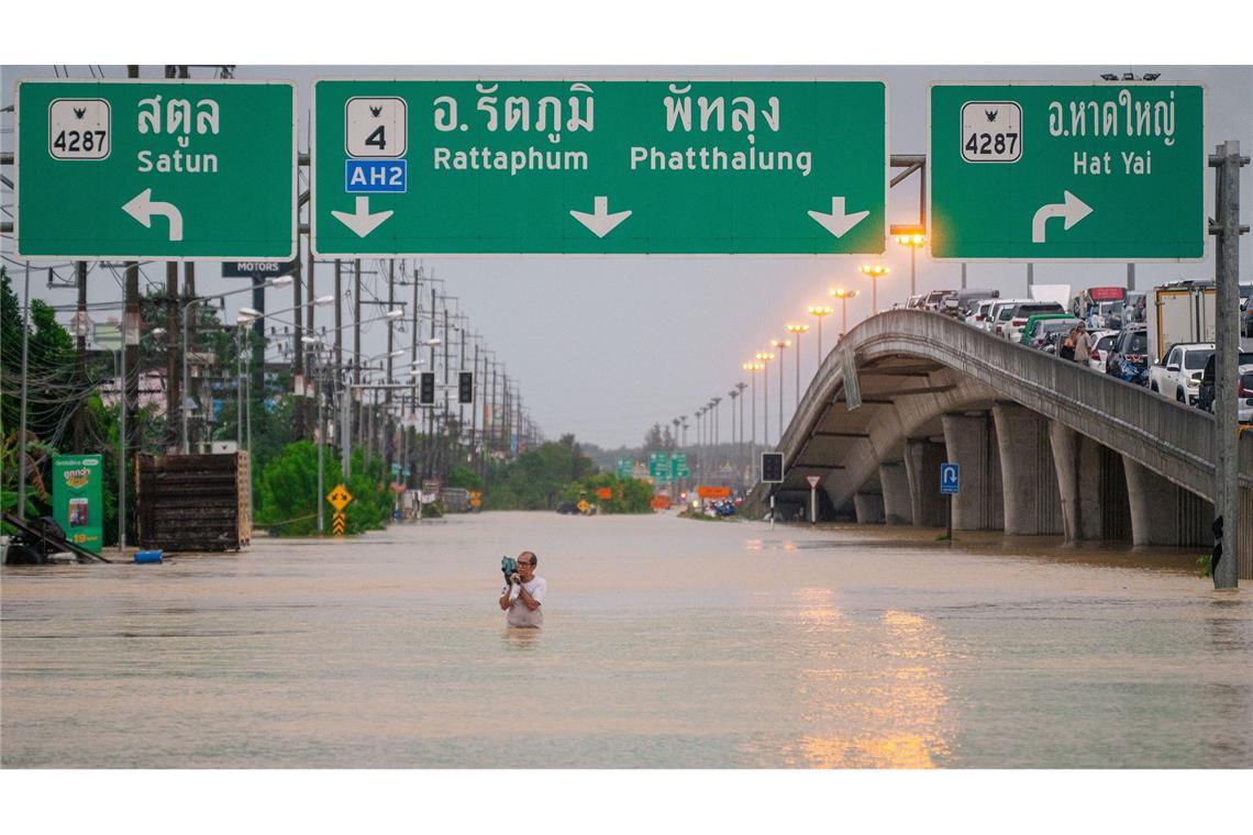 Straßen in Südthailand stehen teils meterhoch unter Wasser