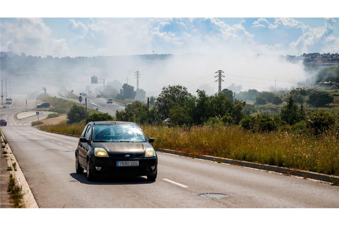 Brand in Chlorlager: 150.000 Spanier durften nicht ins Freie Straßen wurden gesperrt und der Zugverkehr eingestellt, als eine giftige Chlorwolke durch einen Brand in einer Lagerhalle in der Stadt Vilanova i la Geltrú südwestlich von Barcelona über dicht besiedeltes Gebiet hinwegzog.