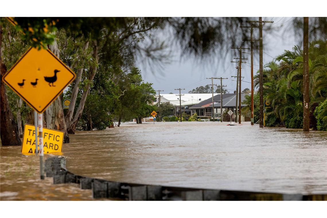 Verheerendes Hochwasser in Australien - mehrere Vermisste Straßen wurden völlig überschwemmt, Tausende sind ohne Strom.