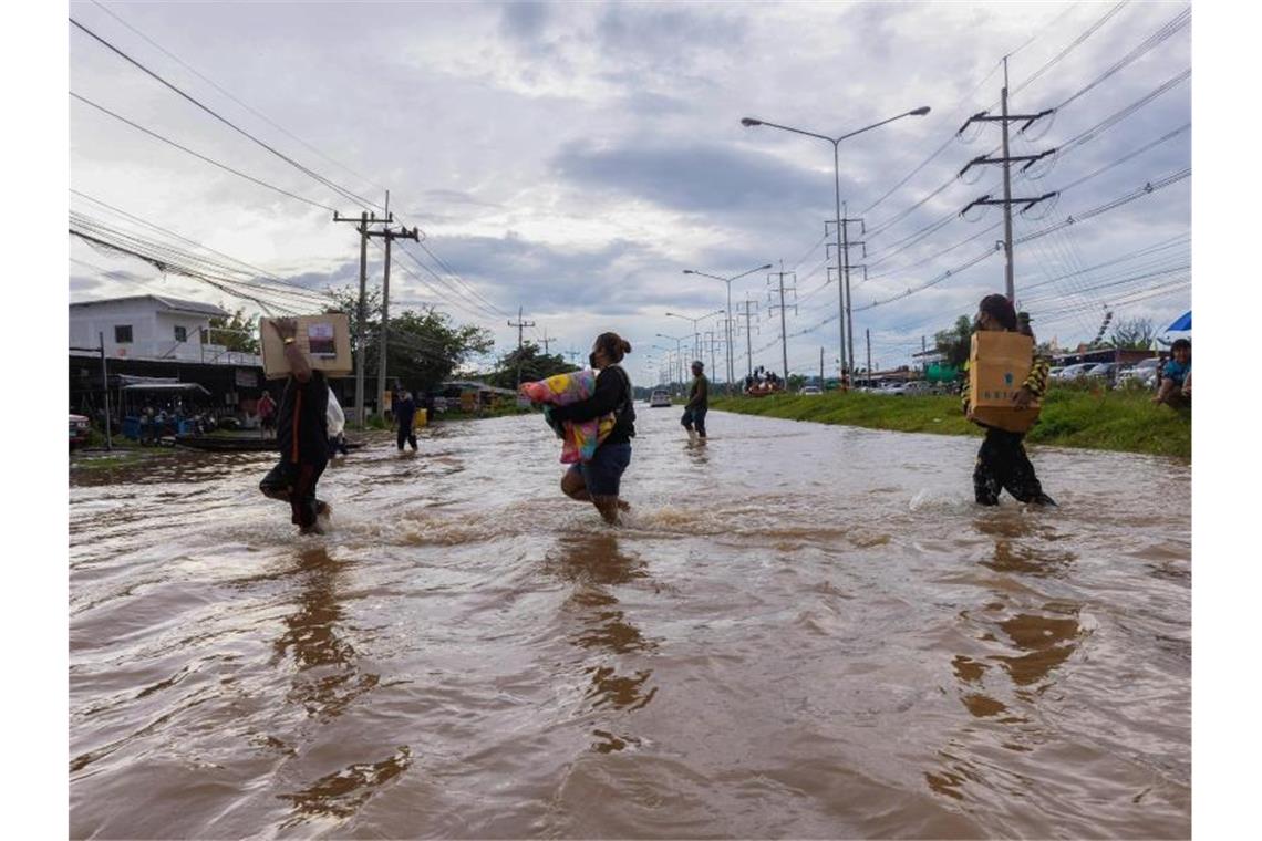 Tropensturm in Thailand - Überflutungen und Tote Straßen wurden zu Flüssen. Foto: Phobthum Yingpaiboonsuk/SOPA Images via ZUMA Press Wire/dpa