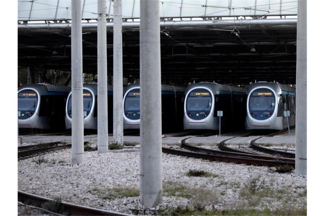 Streiks in Griechenland: Fähren liegen in den Häfen Straßenbahnen in Athen bleiben im Depot. Foto: Yorgos Karahalis/AP/dpa