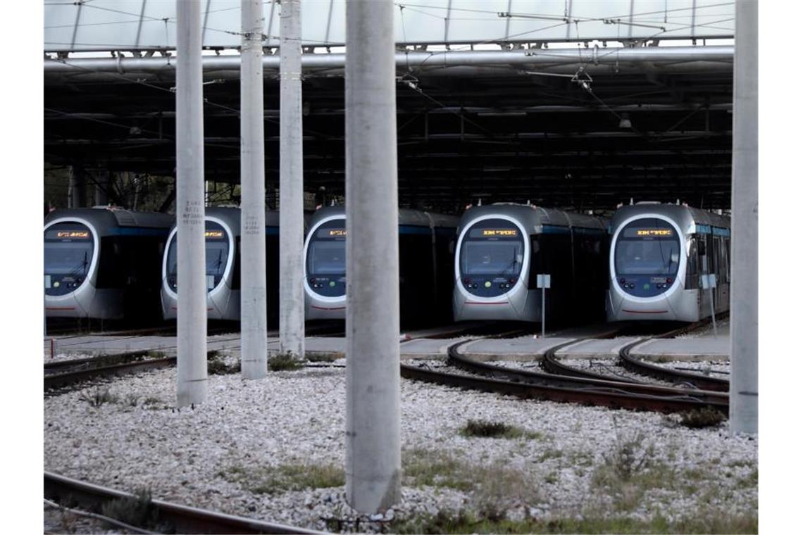 Straßenbahnen in Athen bleiben im Depot. Foto: Yorgos Karahalis/AP/dpa