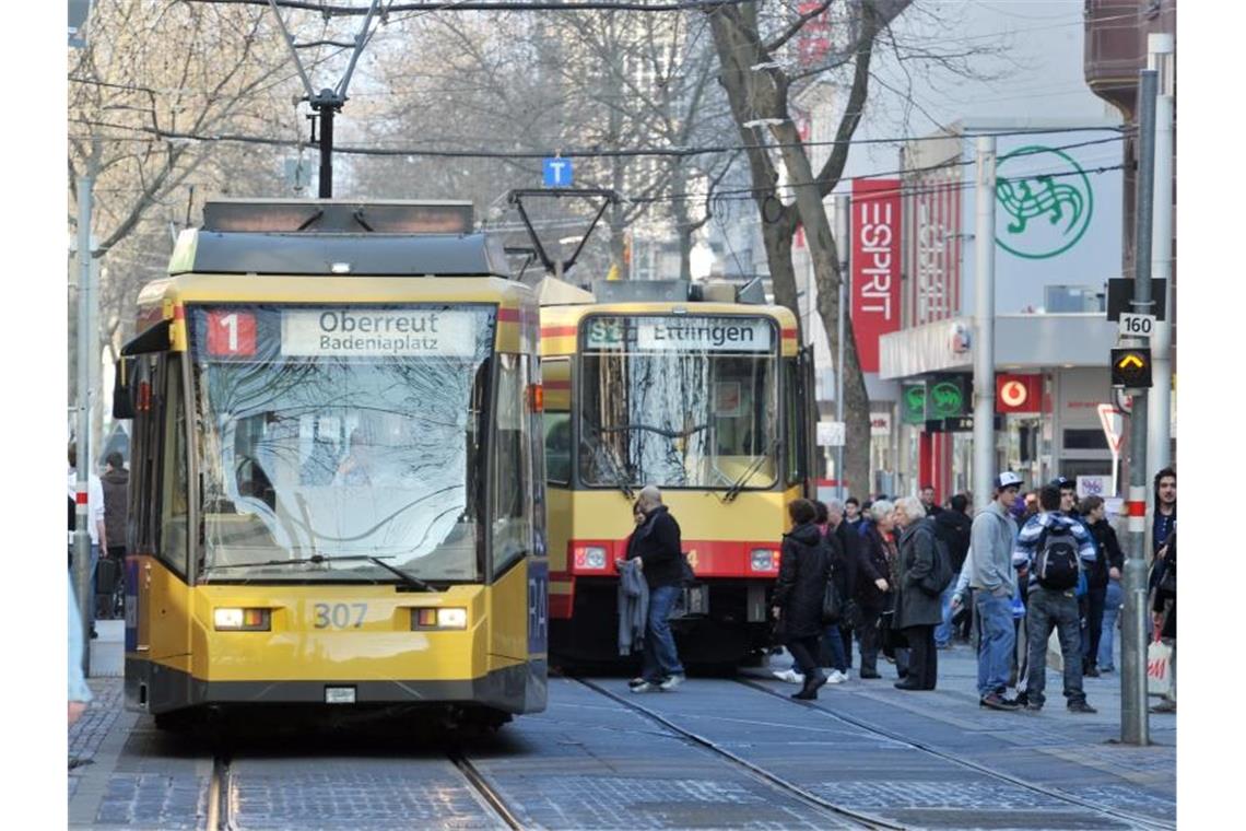 Straßenbahnen in der Karlsruher Innenstadt. Von der niedrigeren Mehrwertsteuer profitieren nur weniger Kunden im Nahverkehr. Foto: picture alliance / dpa