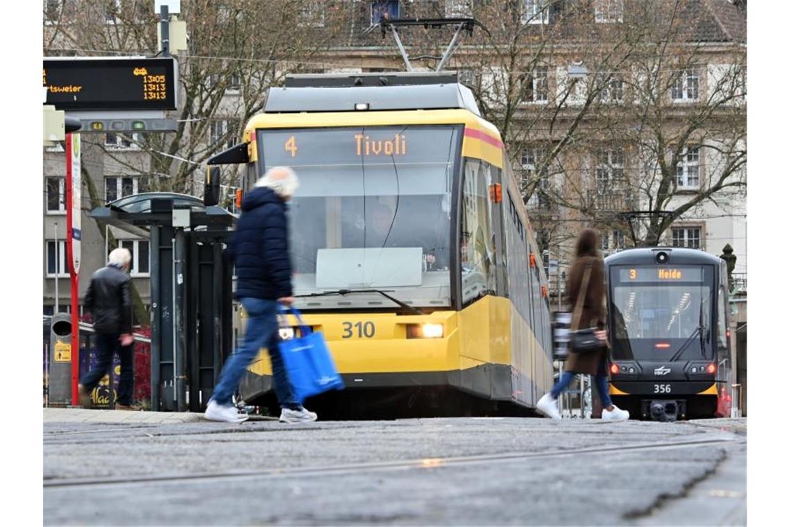 Neue Ideen zur Mobilität der Zukunft werden erprobt Straßenbahnen stehen an einer Haltestelle am Hauptbahnhof. Foto: Uli Deck/dpa/Archivbild