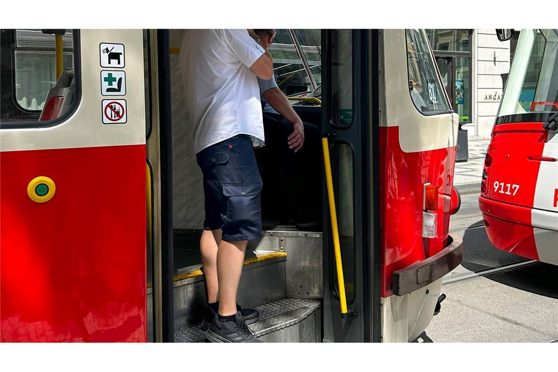 Tschechiens Stromversorgung funktioniert nach Ausfall wieder Straßenbahnfahrer unterhalten sich in einer stehenden Straßenbahn miteinander.