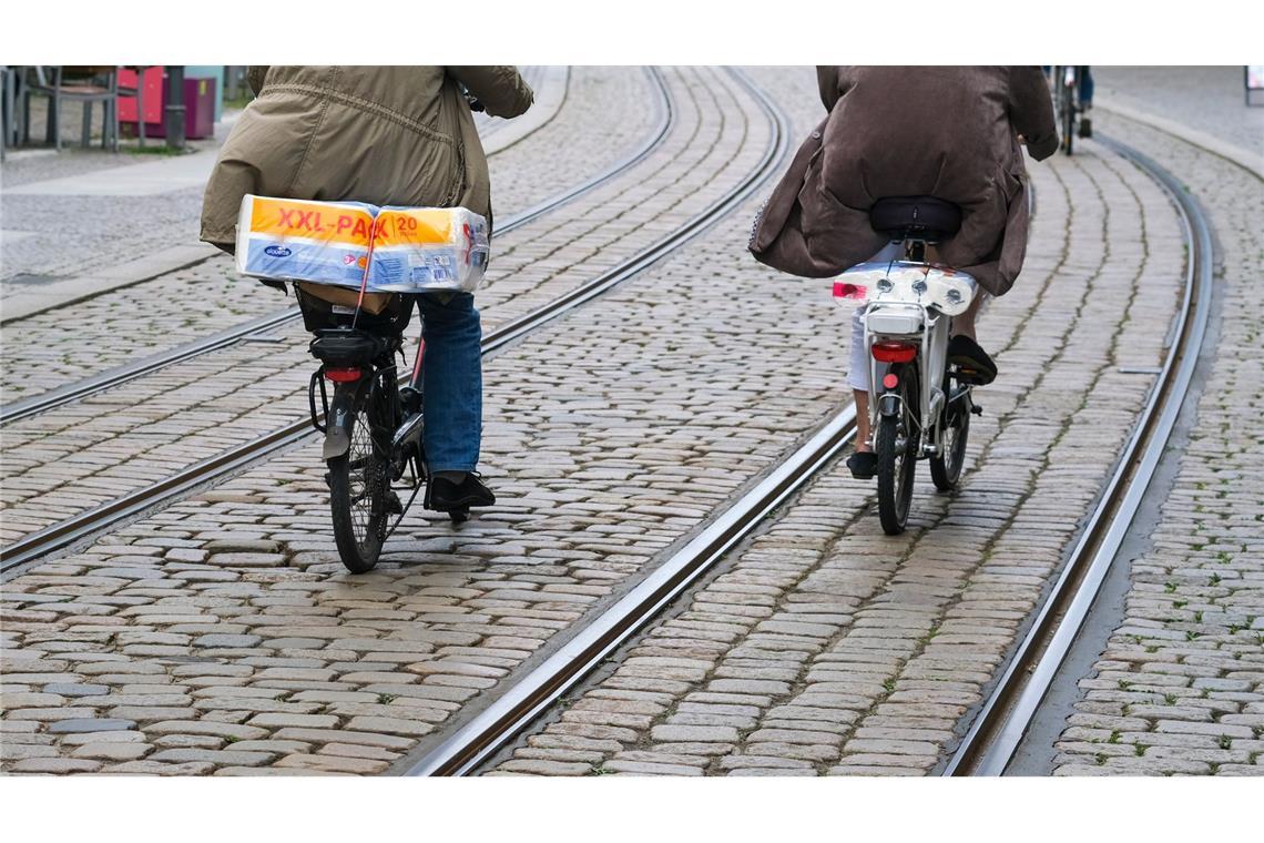 Viele Radler fühlen sich in Städten nicht sicher Straßenbahnschienen können für Räder ein tückisches Hindernis sein. (Archivbild)