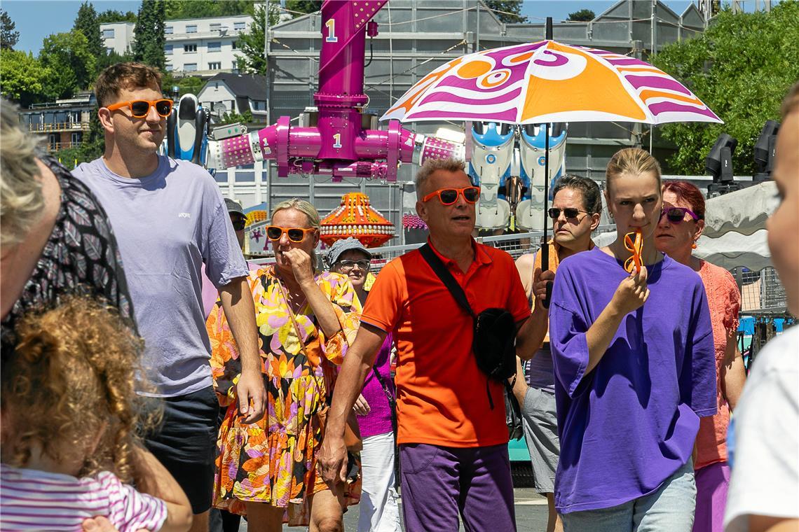 Straßenfest-Fanartikel wie Sonnenbrillen und Regenschirme, die in den vergangenen Jahren vor allem als Sonnenschutz dienten, haben im Stadtbild während des Fests längst Einzug gehalten. In diesem Jahr kommen weitere Artikel hinzu. Archivfoto: Alexander Becher