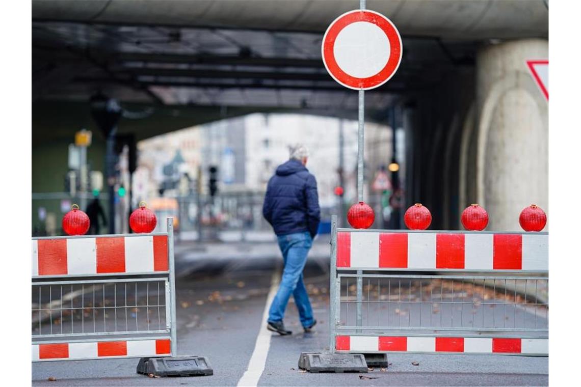 Bäume gefällt: Vorbereitung zum Abriss der Hochstraße Straßensperren an der Hochstraße Süd. Foto: Uwe Anspach/dpa/Archivbild