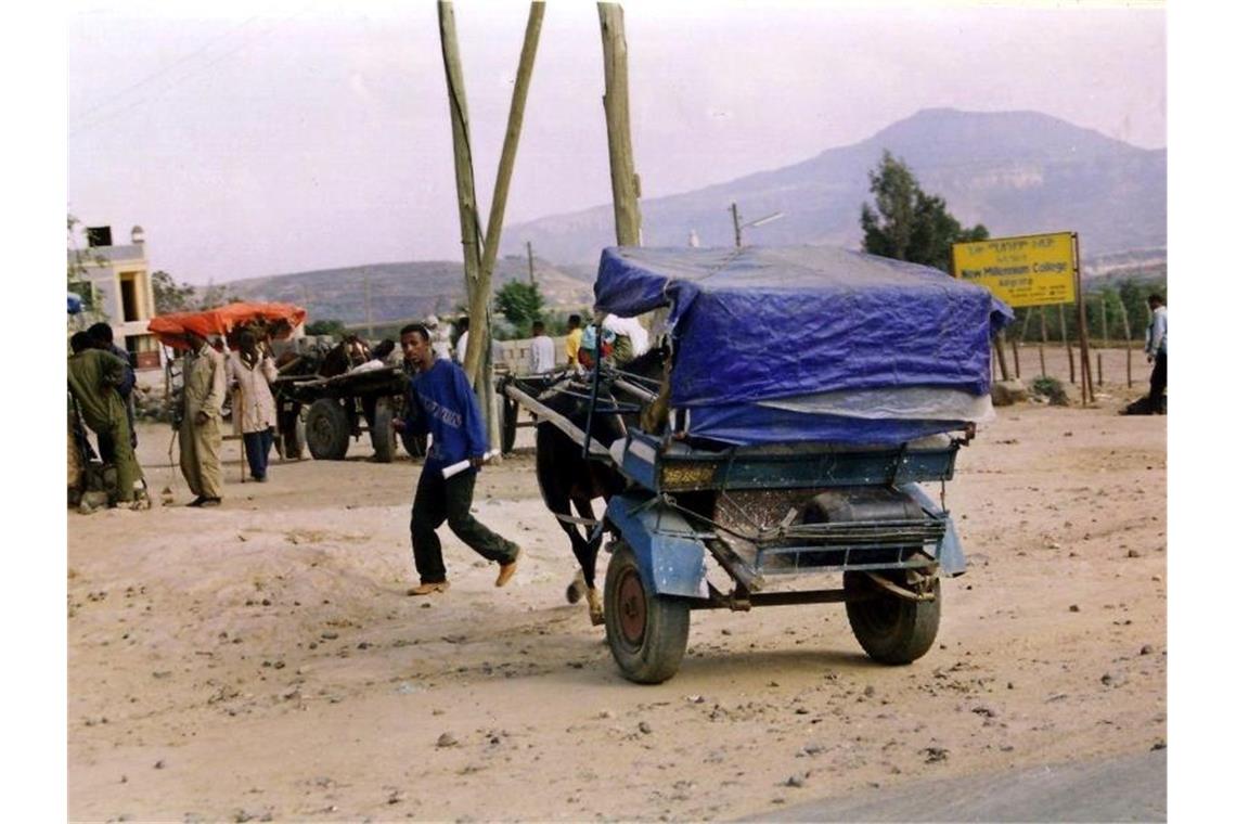 Abiy Ahmed erhält Friedensnobelpreis Straßenszene im äthiopischen Ort Adigrat: Durch das kleine Dorf an der Grenze zu Eritrea verläuft eine der wichtigsten Handelsstraßen. Sie war viele Jahre lang gesperrt. Foto: DB Ulrike Koltermann/dpa